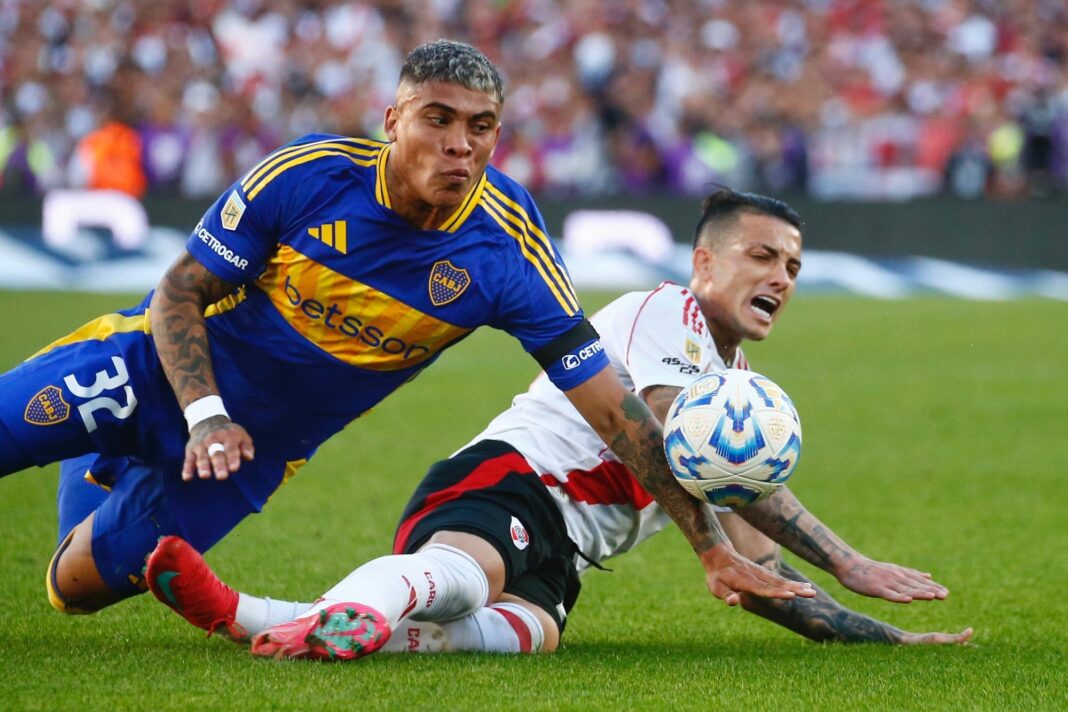 Los escudos de River Plate y Boca Juniors enfrentados, representando el Superclásico del fútbol argentino.