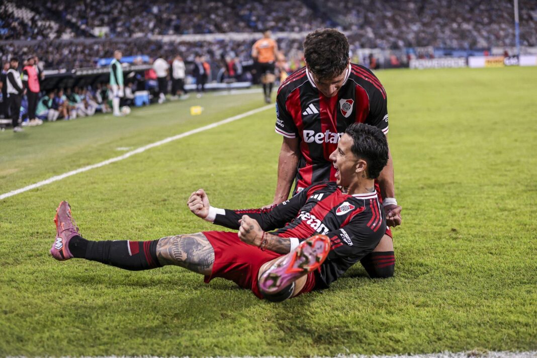Jugadores de River Plate celebran un gol frente a Racing Club en el Estadio Presidente Perón.