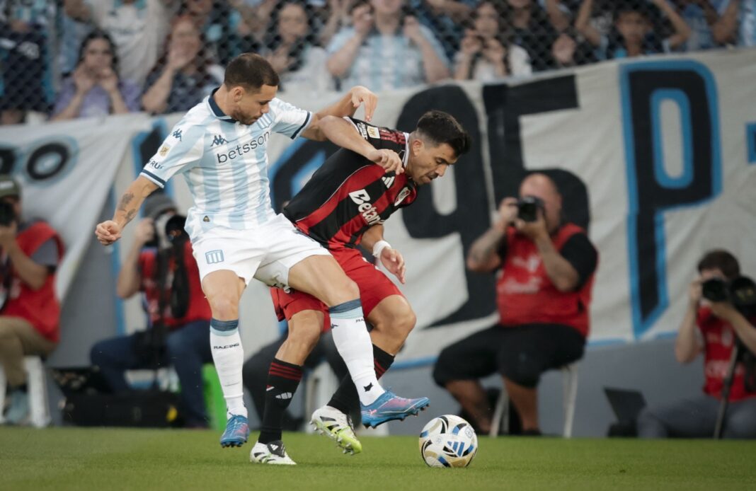Jugadores de River Plate y Racing Club durante un clásico anterior en el Estadio Presidente Perón.