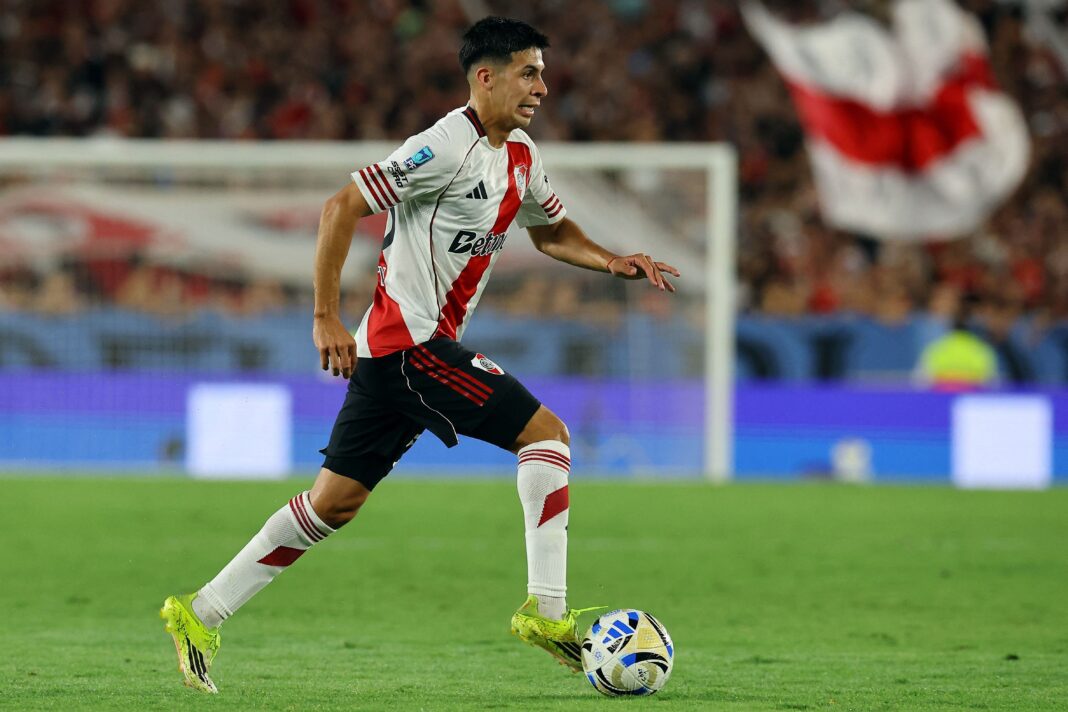 Escudo de River Plate y escudo de Bragantino sobre fondo de estadio de fútbol