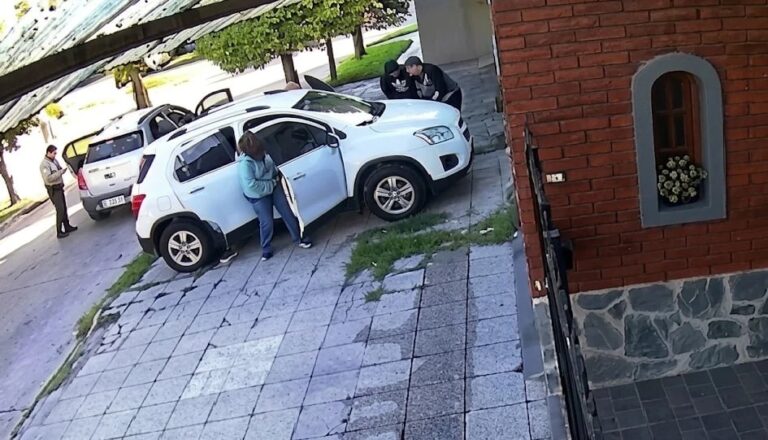 Fotografía ilustrativa de una calle residencial con un vehículo estacionado.