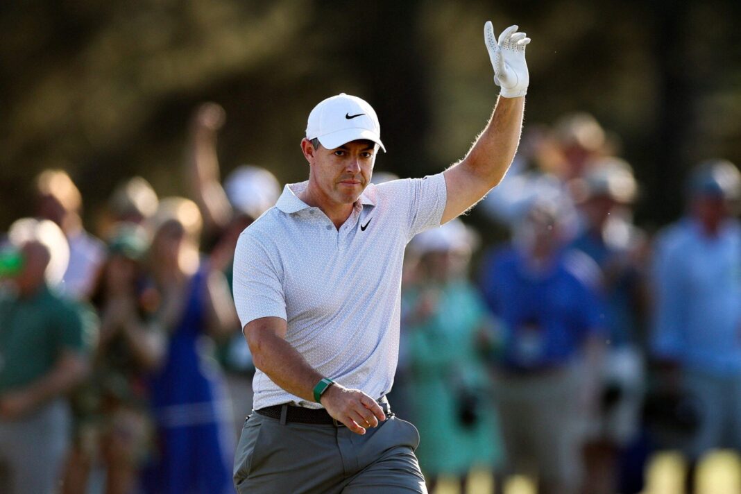 Rory McIlroy jugando un tiro en el fairway del Augusta National durante el Masters.