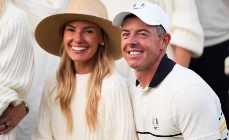 Rory McIlroy celebra con el saco verde del Masters de Augusta junto a su familia.