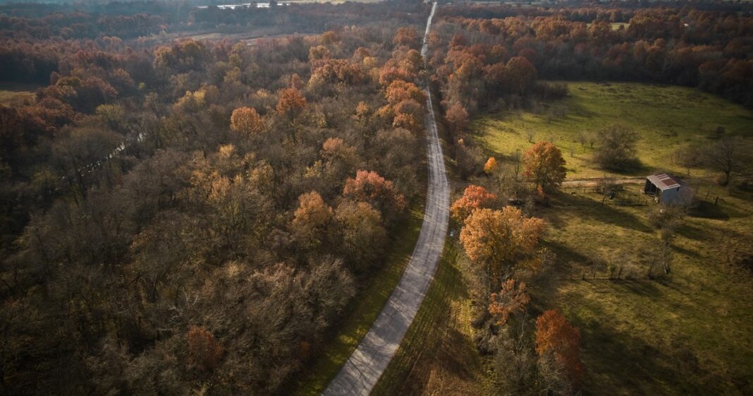 Vista panorámica de un tramo histórico de la Ruta 66 con un cartel clásico y el paisaje desértico de fondo.