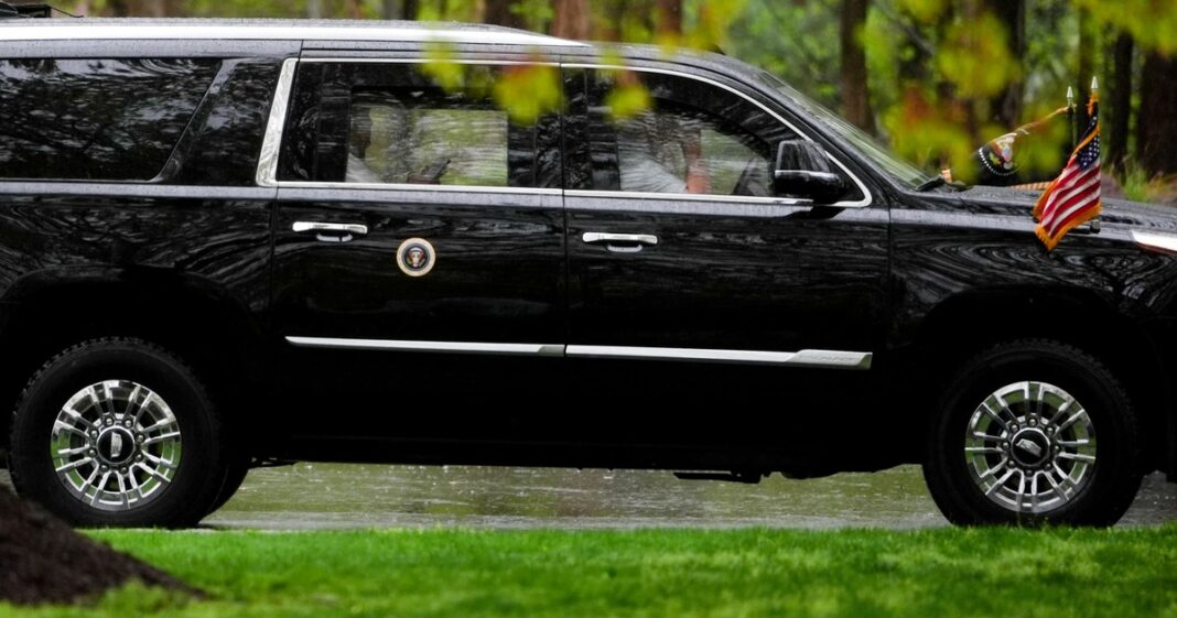 Vista exterior de la Casa Blanca con presencia de seguridad.