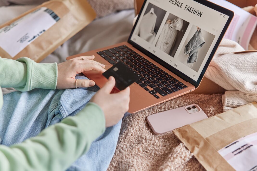 Interfaz de la aplicación Shopee mostrando productos y ofertas