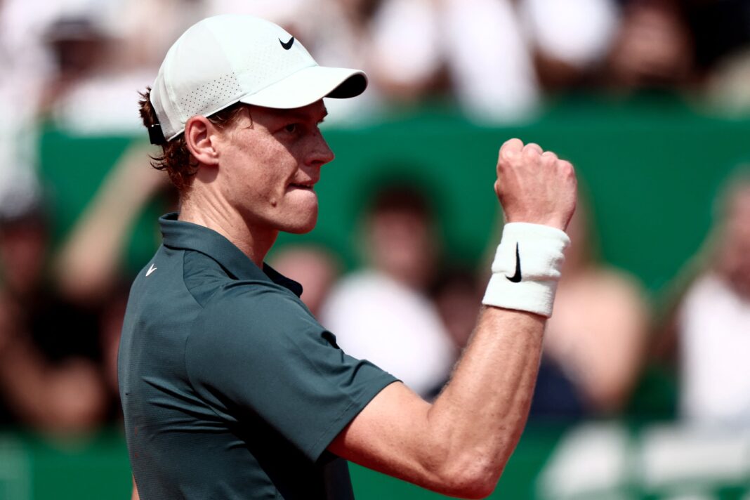 Jannik Sinner y Carlos Alcaraz en la cancha de tenis de tierra batida durante el Masters 1000 de Montecarlo.