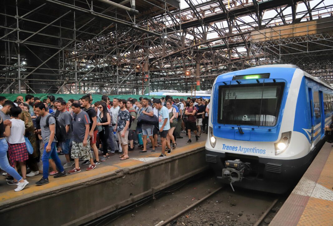 Tren de pasajeros en una estación ferroviaria de Argentina