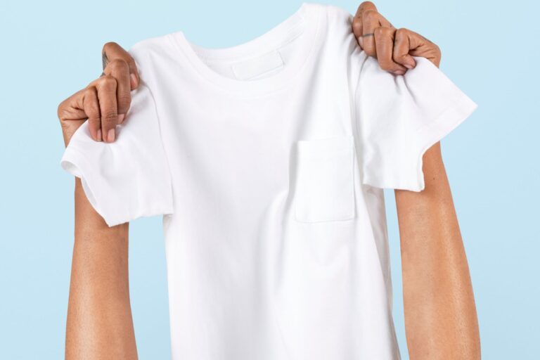 Prenda de ropa blanca siendo tratada con remedios caseros para eliminar manchas amarillas