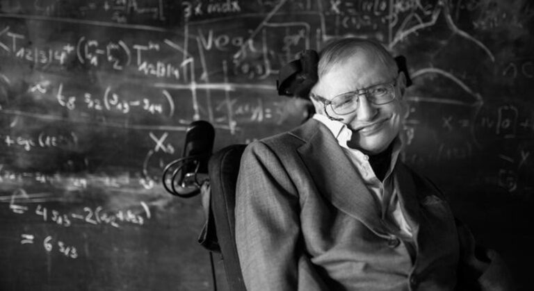 Retrato de Stephen Hawking, físico teórico, en su silla de ruedas con el sintetizador de voz.