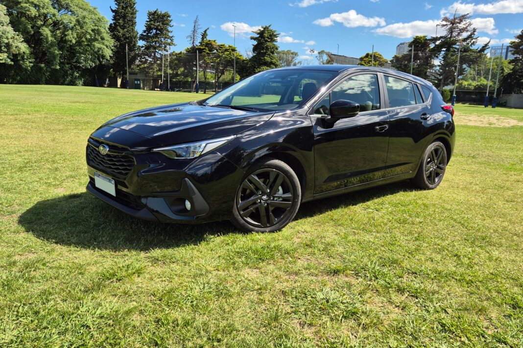 Subaru Impreza 2025 hatchback de color gris en exhibición