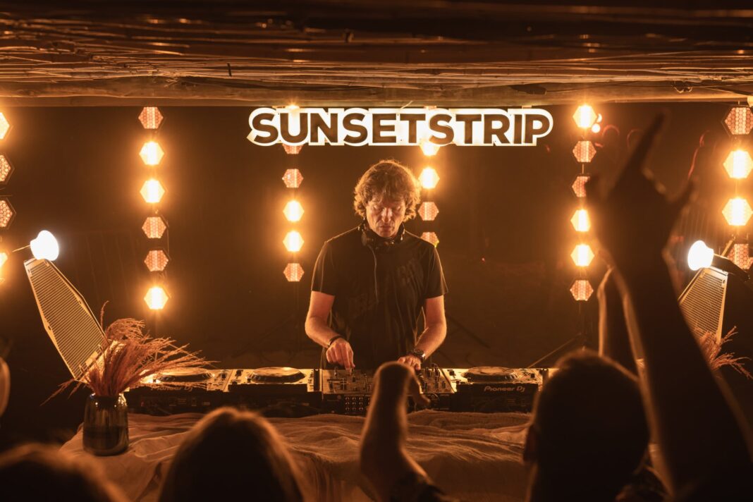 Público disfrutando del festival Sunsetstrip de Hernán Cattaneo en un atardecer.