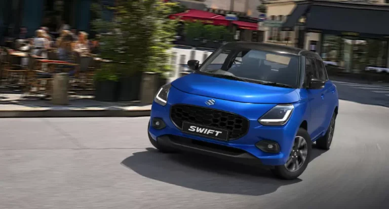 Nuevo Suzuki Swift Híbrido color rojo, modelo 2024, estacionado en ciudad.