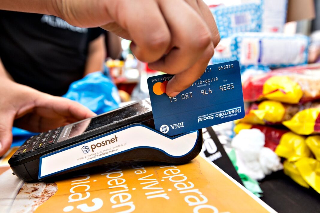 Persona usando tarjeta Alimentar en un supermercado
