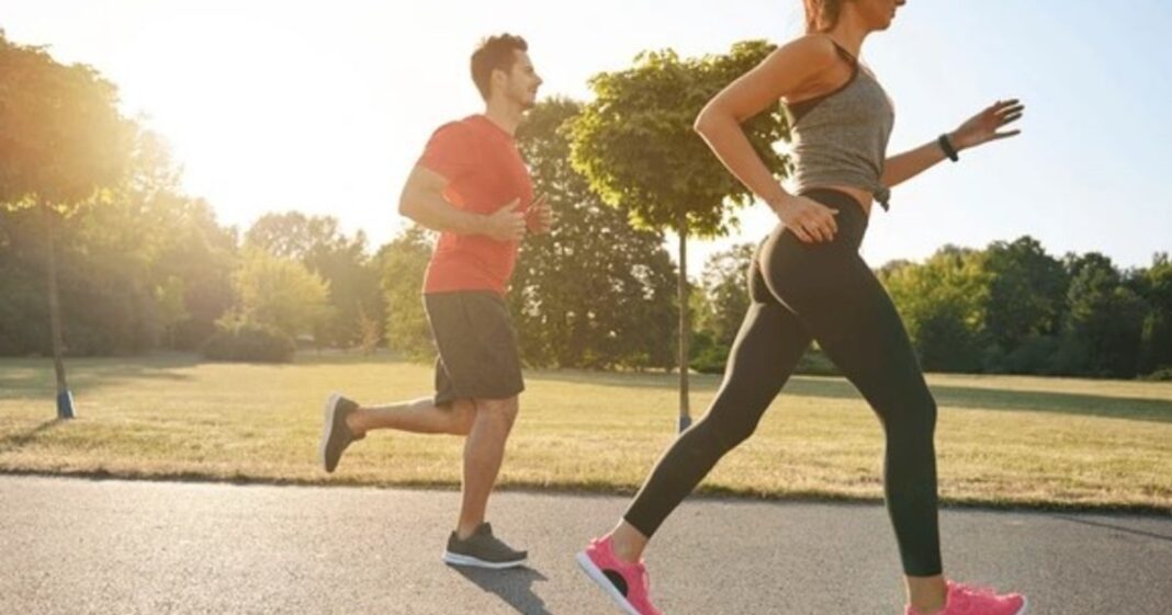Persona revisando un reloj y planificando su horario de ejercicio, representando la sincronización con el ritmo circadiano.