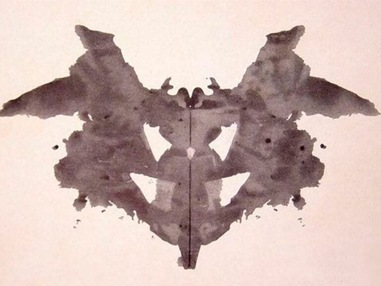 Lámina del test de Rorschach con formas ambiguas en blanco y negro