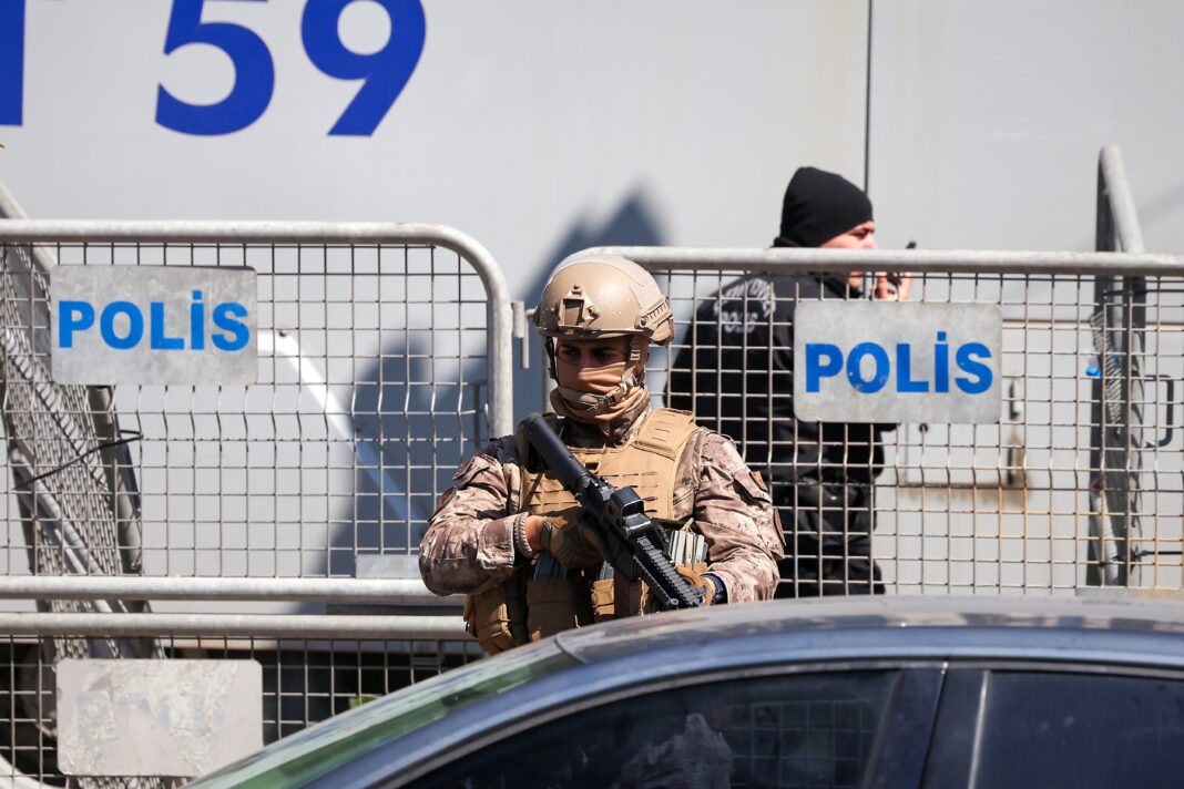 Zona del consulado israelí en Estambul tras el tiroteo reportado este martes.
