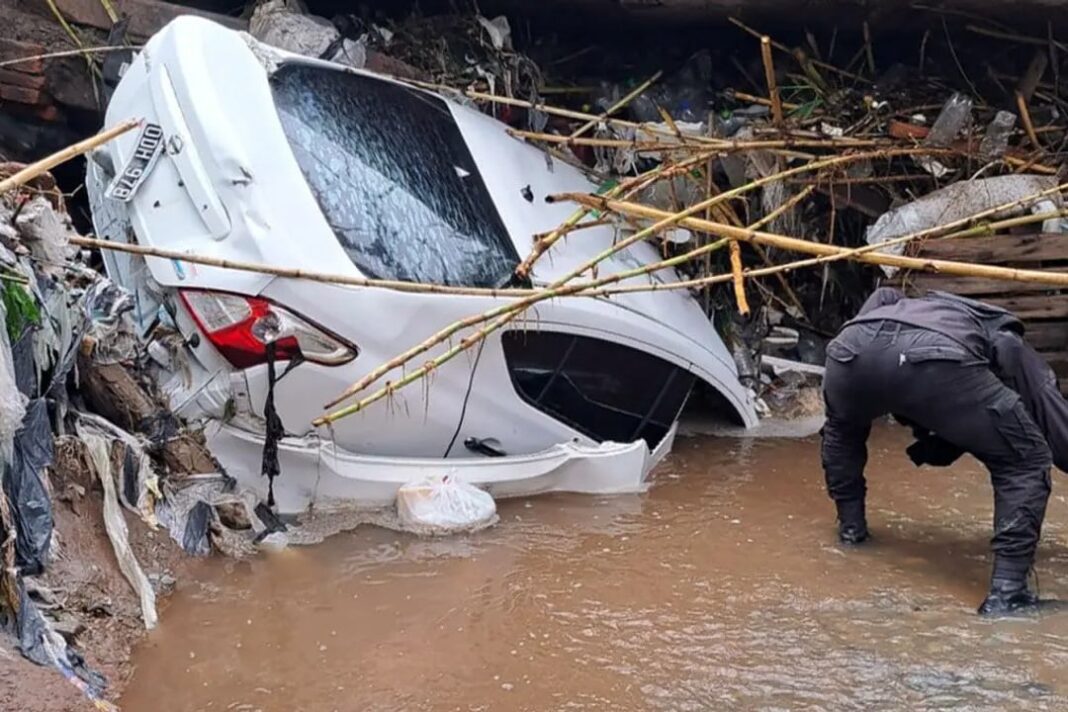 Ilustración genérica de un canal de riego en una zona rural, representativa del lugar del accidente en Tafí Viejo, Tucumán.