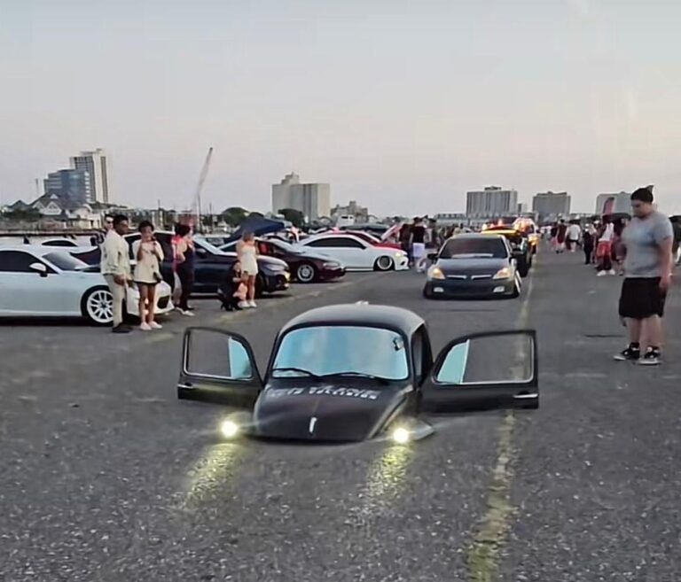 Volkswagen Beetle modificado con altura reducida a menos de un metro, considerado el auto más bajo del mundo
