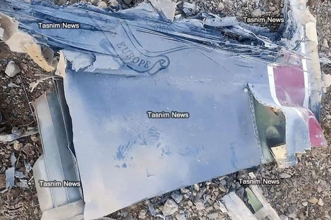 Donald Trump hablando en un podio sobre relaciones internacionales.