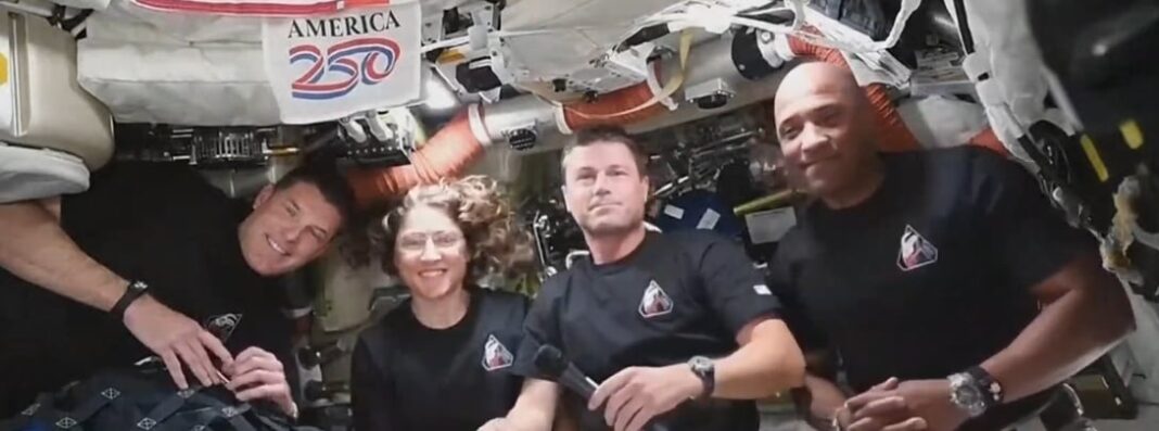 Ilustración de la nave Orión de la misión Artemis II orbitando la Luna.