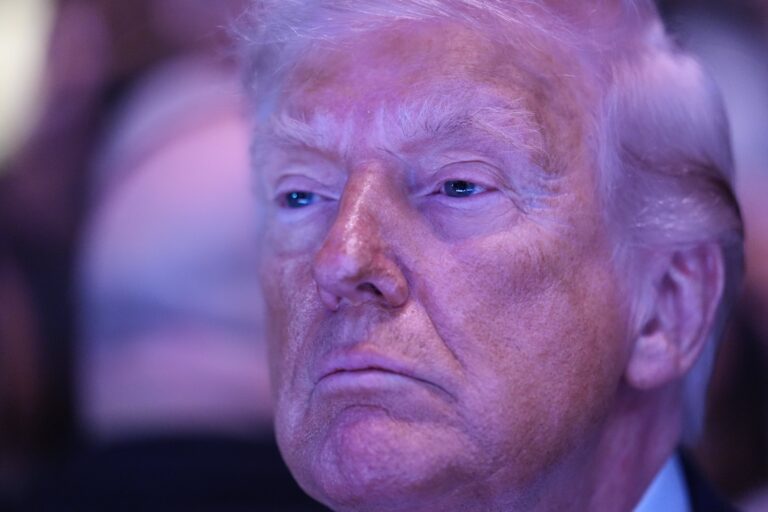 Ilustración generada por inteligencia artificial que muestra a Donald Trump vestido con túnicas, en una pose que evoca una sanación.