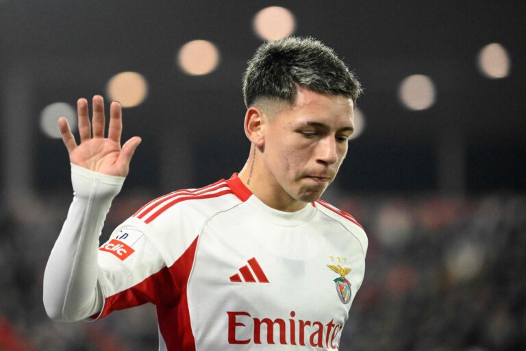 Gianluca Prestianni durante un partido de Champions League con la camiseta del Benfica