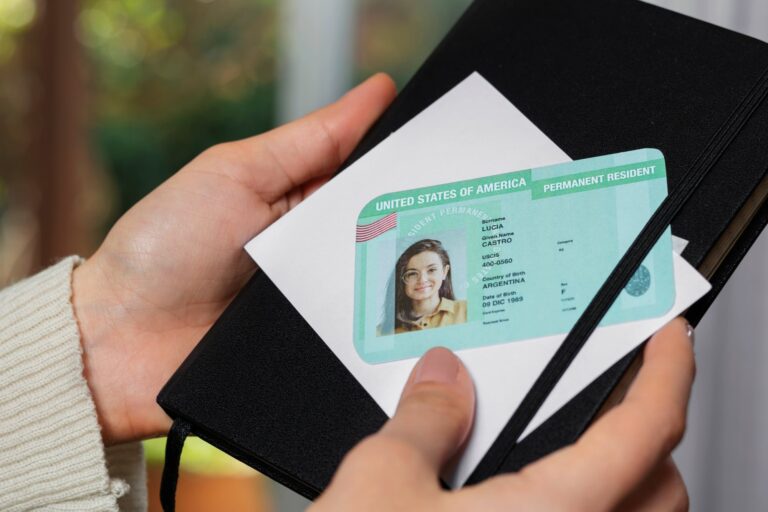 Sello del USCIS sobre un documento de green card