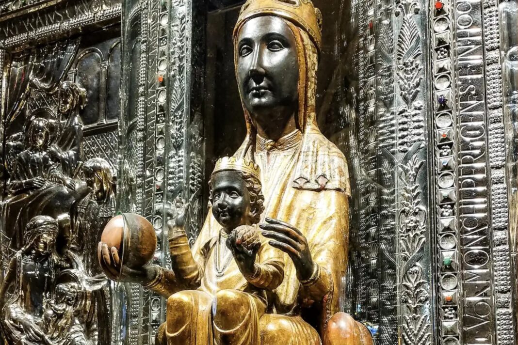 Estatua de la Virgen de Montserrat conocida como La Moreneta con el niño Jesús