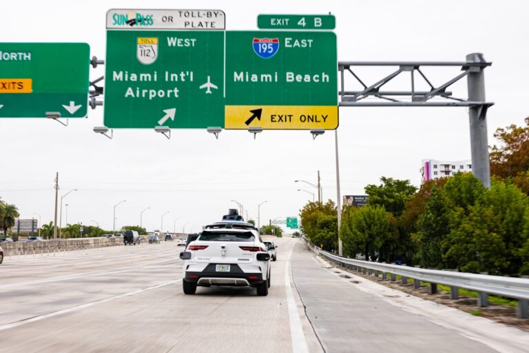 Vehículo autónomo Jaguar I-PACE de Waymo circulando por una calle urbana