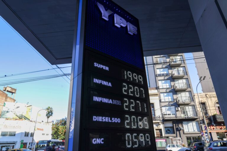 Hombre cargando combustible en una estación de servicio YPF