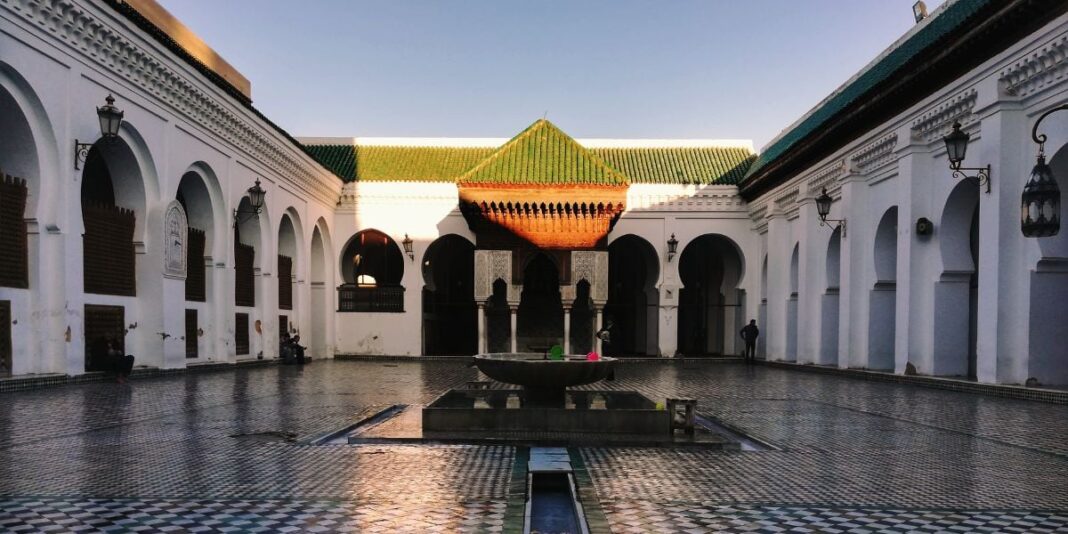 Vista de la mezquita y universidad de Al Qarawiyyin en Fez, Marruecos