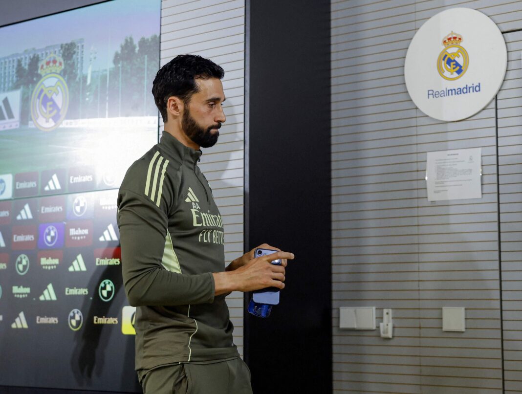 Álvaro Arbeloa en conferencia de prensa hablando sobre el altercado entre Valverde y Tchouaméni