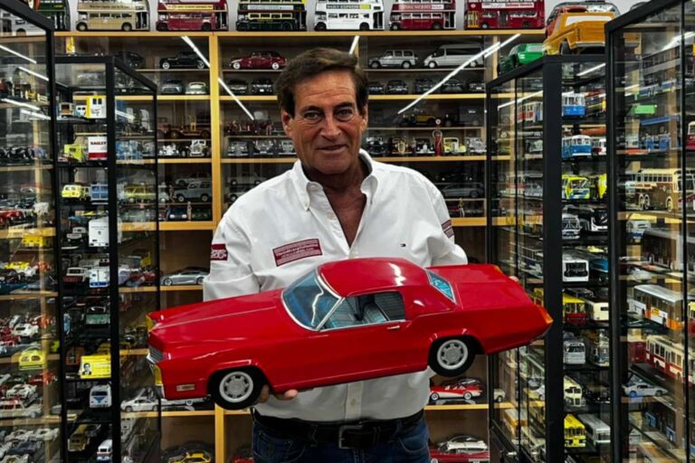 Vitrinas del museo Goldvarg con autos a escala en exposición