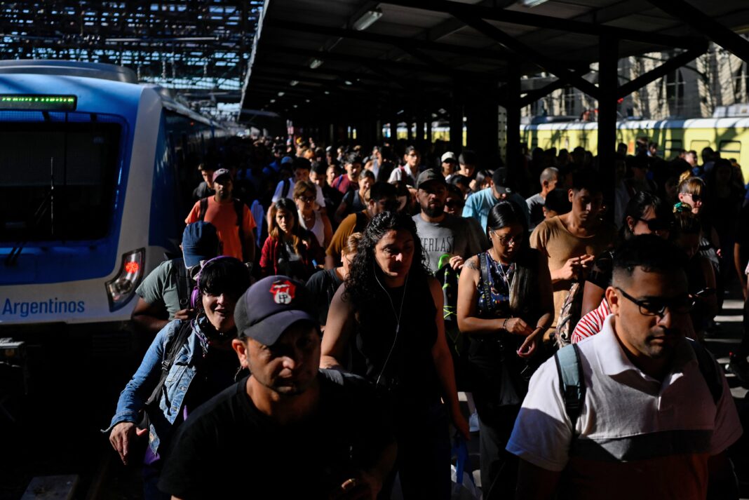 Tren de pasajeros en estación ferroviaria de Argentina