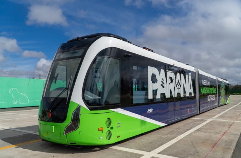 Vehículo eléctrico BUD circulando por una calle de Curitiba