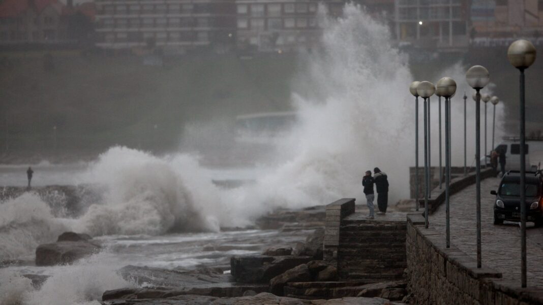 Buques mercantes en alta mar durante tormenta con olas gigantes