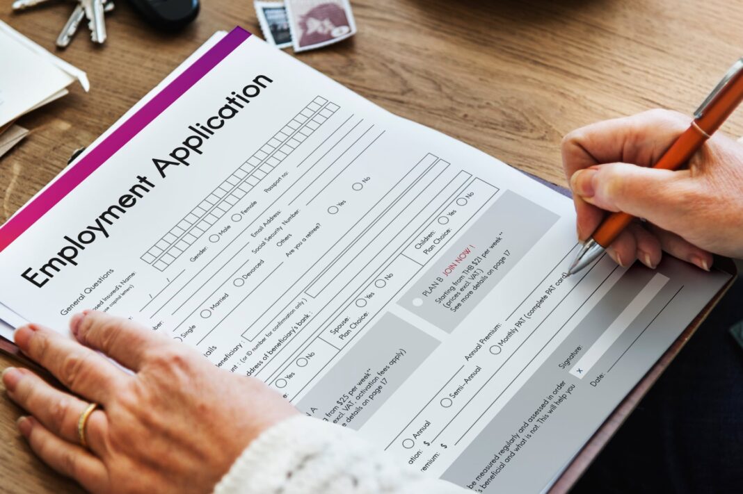 Documento de permiso de trabajo EAD de Estados Unidos sobre una mesa