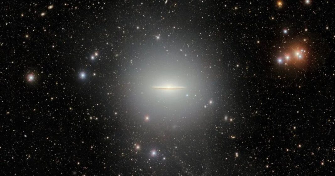 Imagen de la galaxia del Sombrero con su halo y banda de polvo