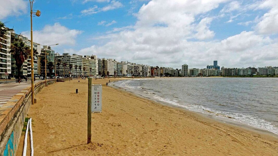 Vista de Montevideo con cielo nublado