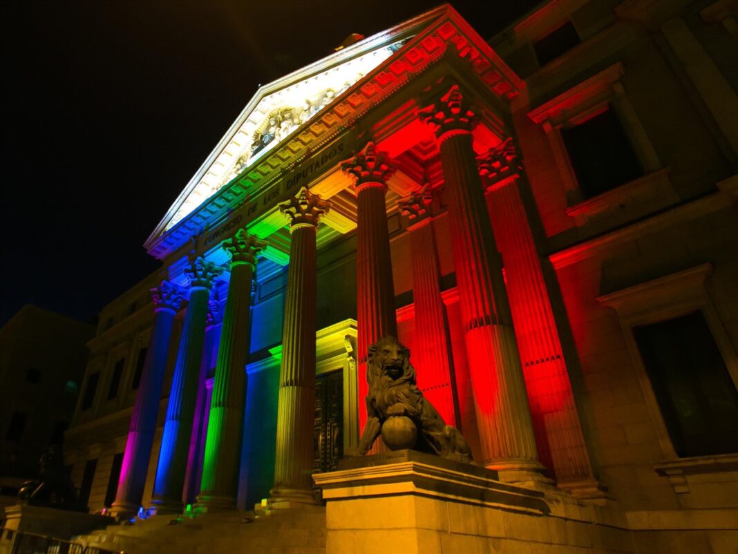 Fachada del Congreso iluminada con los colores de la bandera LGTBI+