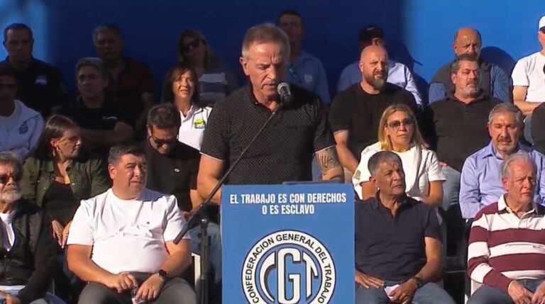 Multitud reunida en Plaza de Mayo durante el acto de la CGT por el Día del Trabajador