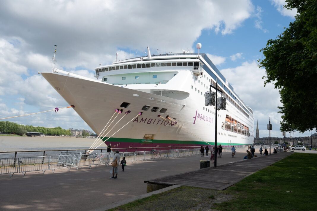 Crucero Ambition atracado en Burdeos tras brote de gastroenteritis