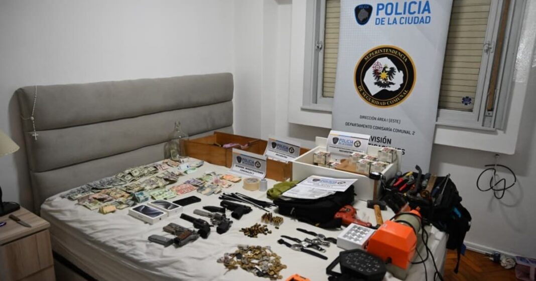 Foto de un llavero con varias llaves y una pistola sobre una mesa, alusiva al operativo contra la banda de cerrajeros