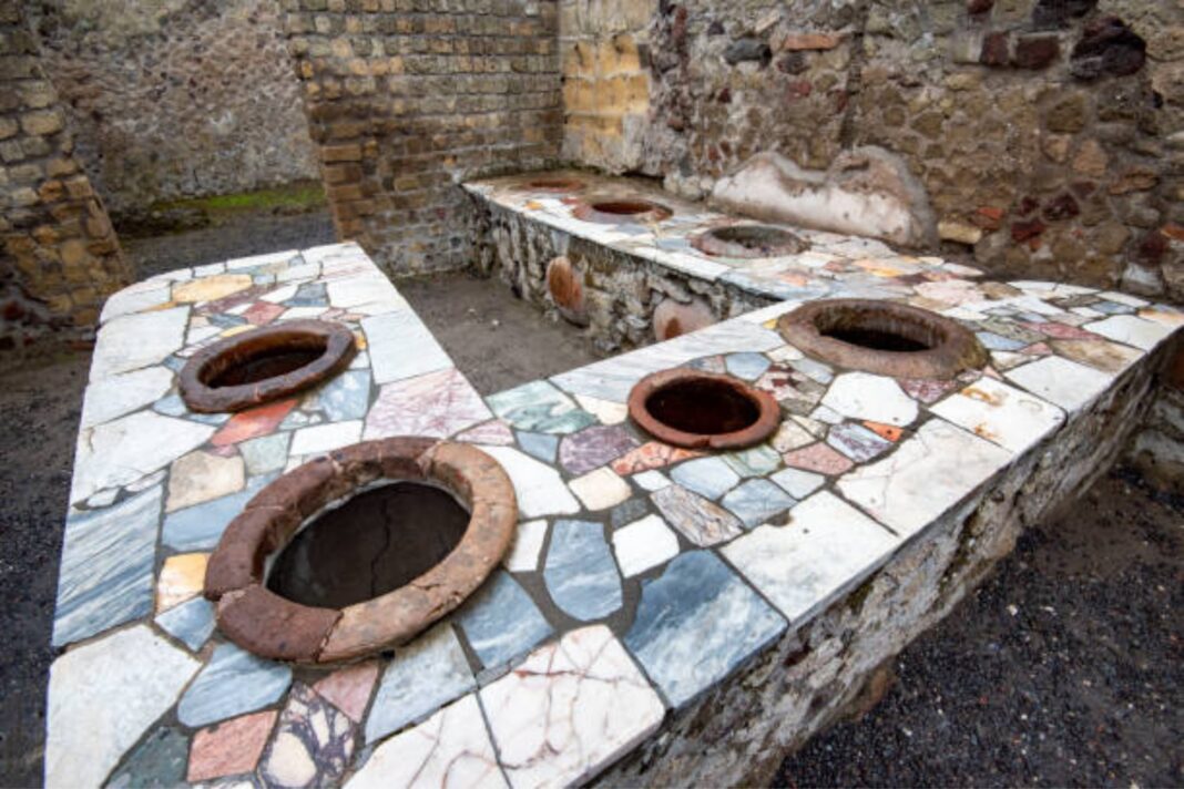 Vasijas de cerámica en mostrador de taberna de Pompeya