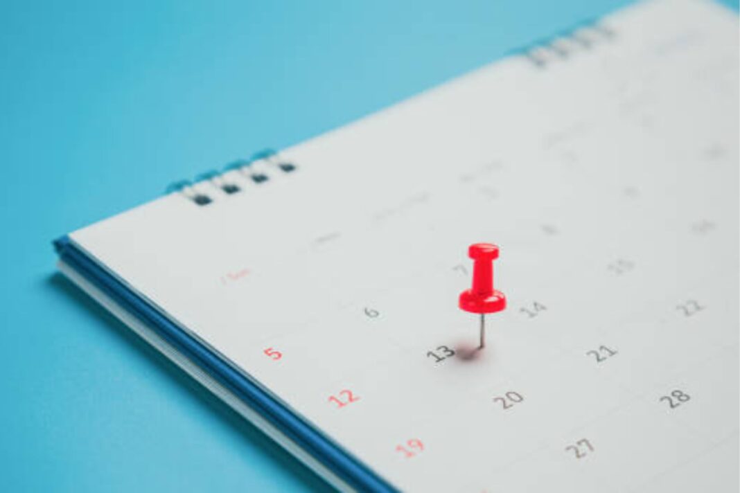 Calendario con la fecha 13 de mayo y un silbato de fútbol