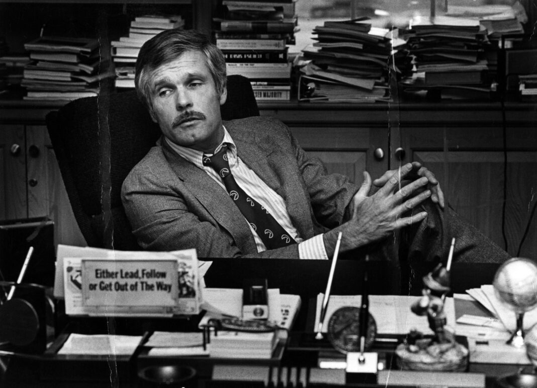 Ted Turner, fundador de CNN, en la sala de prensa del canal en 1980
