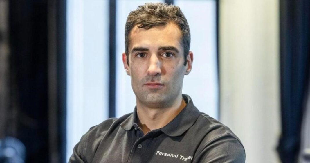 Persona mayor realizando ejercicio de fuerza con supervisión de un entrenador