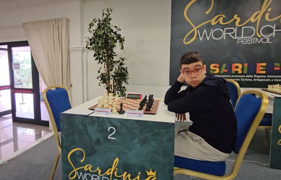Faustino Oro jugando ajedrez en el Open de Cerdeña