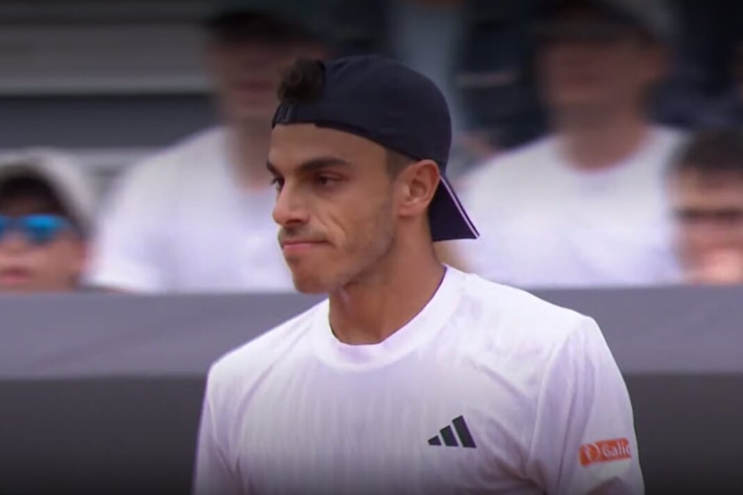 Francisco Cerúndolo celebrando un punto en el Masters 1000 de Roma sobre polvo de ladrillo